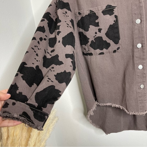 HAZEL & OLIVE Brown Cow Print Contract Button Front Denim Shirt Jacket Sz M/L - Picture 6 of 16